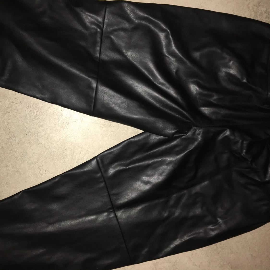 Skinbyxor från mango