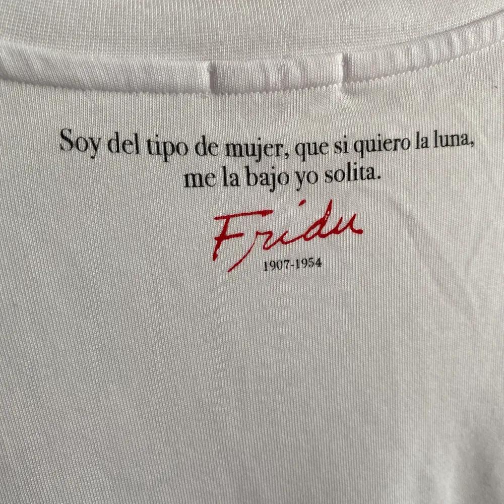 frida kahlo-t-shirt från stradivarius i strl. M. tryck med quote i nacken. T-shirts.