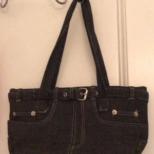 Jeansväska - Kommer inte till användning så tänkte sälja den. Knappt använd därmed i toppskick💕🖤❤️💋💋💋