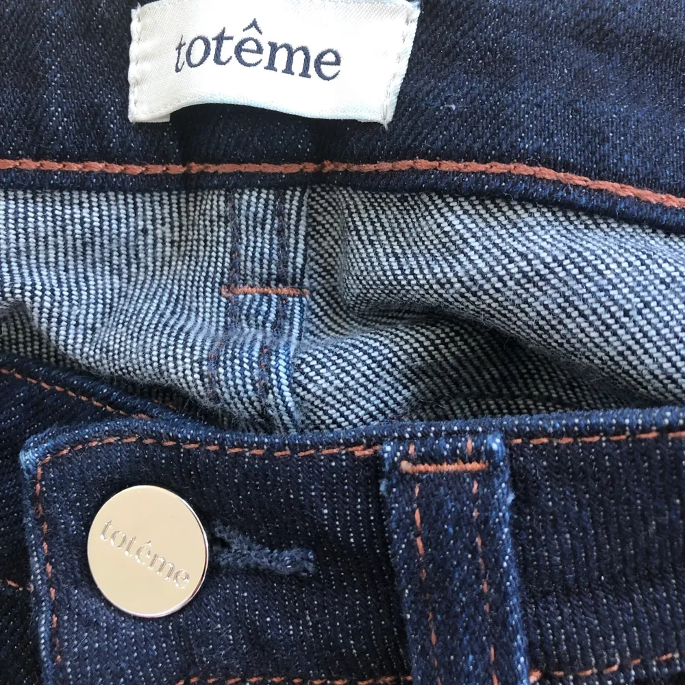 Snygga jeans från Toteme i modellen Straight köpta på NK. W24 L32. Jeans & Byxor.