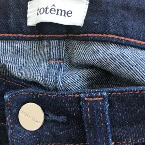 Snygga jeans från Toteme i modellen Straight köpta på NK. W24 L32