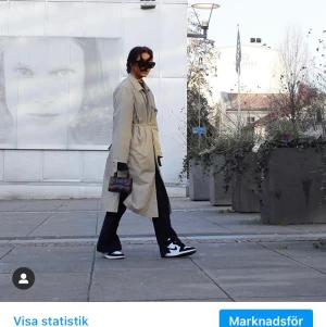 L’homme Rouge trench coat - Säljer min älskade trench från L’homme Rouge, skick 9/10. Nypriset för denna jackan är ca 4400kr, jag låter den gå för 1700 eller bud från 1100, varje bud höjs med 50kr