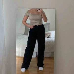  - Jättefin cropped, off shoulder topp ifrån gina. Bra skick och använd fåtal gånger❣️kontakta för fler bilder, köparen står för frakt