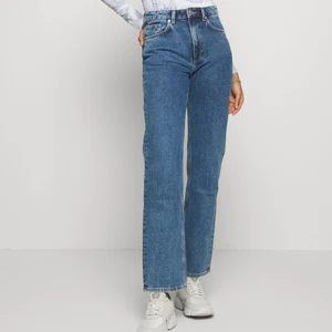 Weekday voyage jeans - Jeans från weekday i modellen voyage. Perfekta NOn strech denim i härlig blå färg och straight leg. Storlek w30l26, passar nån som är ca 160cm. Nyskick! Frakt tillkommer