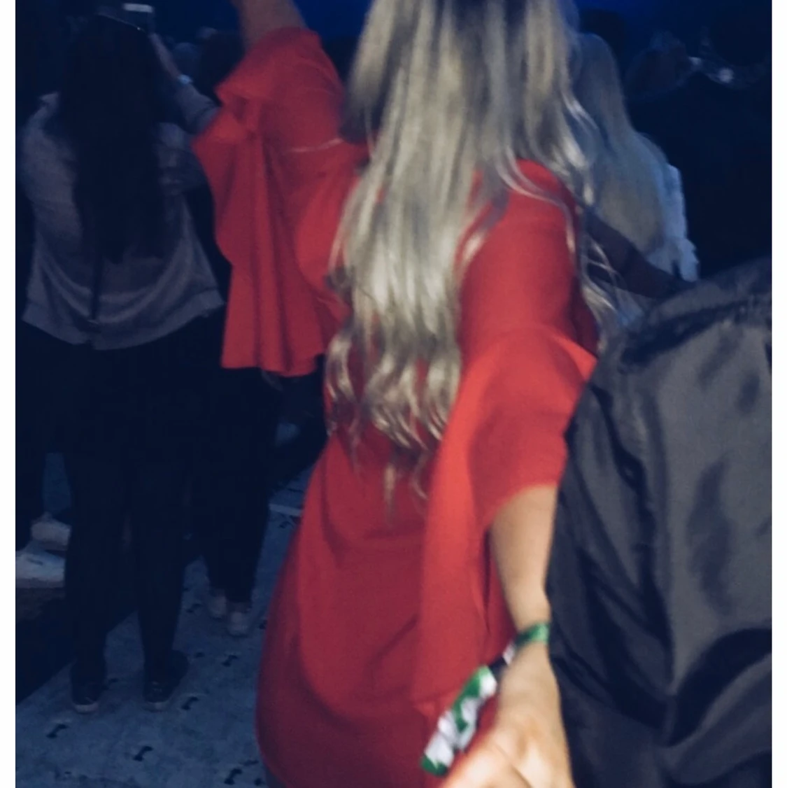 Röd volangklänning från Zara  - 90