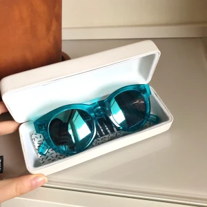 CHIMI EYEWEAR - CHIMI Modell: 003  Färg: Aqua Skick: En liten svart prick på ena glaset därav billiga priset, se bild 3 (inget man stör sig på när de är på). Annars som nya.  Kommer med fodral, påsfodralet och oanvänd putsduk. Pris 200kr + 44kr i frakt ❤️ Nypris 999kr