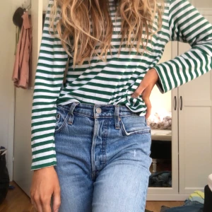 Randig tröja från Monki - Hej! Denna tröjan har användas några gånger men är i bra skick! Alla kläder jag säljer är kläder jag inte använder längre! 