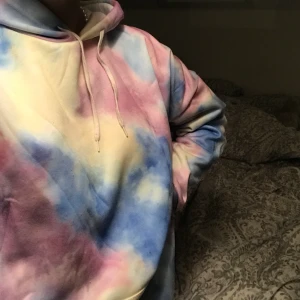 Tie dye hoodie - Skit mysig hoodie med tie dye mönster i storlek S. Säljer då jag råkade beställa dubbelt så skicket är som nytt, har inte ens packat upp hoodien ur original förpackningen än. Kan mötas i Åkersberga eller Täby annars står köparen för frakten🥰⚡️