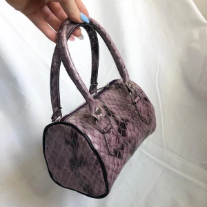 Lila Miniväska - Nyskick, perfekt miniväska med aligatorskinns imitation