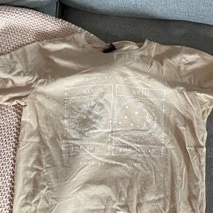 T-shirt från Ginatricot  - Använd 1 gång men fint skick, säljer för pga för liten vid brösten 