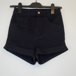 Svarta högmidjade shorts - Superfina svarta högmidjade jeansshorts från HM i superbra skick 🤍 köpt för ca 2 år sedan men bara använda ett fåtal gånger pga blev kär i kjolar 🤍 75kr + frakt