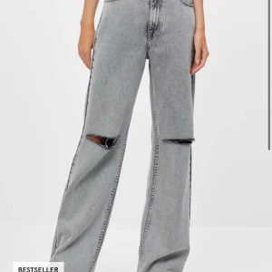 Gråa jeans - Aldrig använda. Buda från 500kr.