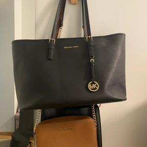 Michael kors väska - Säljer två av mina michael kors väskor.  nyskick👌  