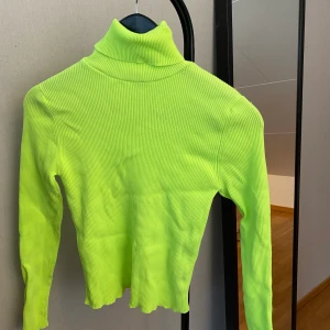 Zara neon polo - Utmärkt skick. Är en M men sitter som S