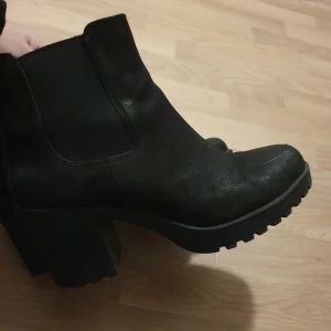 skor  - använt men fint skick. Nypris 900 