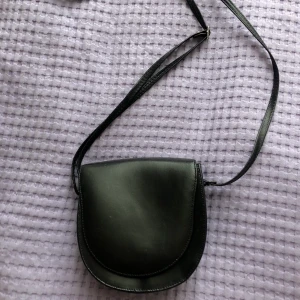 Svart liten söt väska - Bra skick, fin, liten o söt. Möts enbart