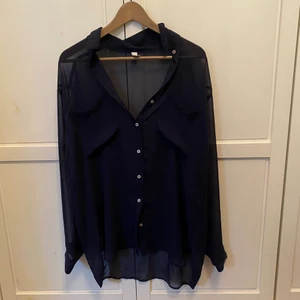 Blus/skjorta - Halvt genomskinlig blus/skjorta i mörkblå. Snygg att ha öppen över ett linne eller med knut i magen. Onesize i storleken men jag skulle säga att den är oversized. Väldigt bra skick nästan aldrig använd.  Kampanj: KÖP 3 BETALA FÖR 2