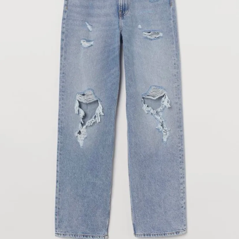 Intressekoll på mina jeans från H&M💗köpta för ungefär en månad sen för 300 kr💗säljer då jag inte riktigt känner att jag kommer använda dem något mer💗buda i kommentarerna, skriv privat för frågor💗storlek 38 men passar mig som brukar ha 36 i vanliga fall💗. Jeans & Byxor.