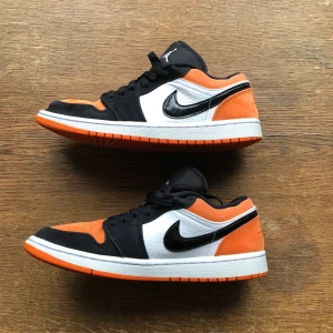 Air Jordan 1 low - Riktigt fräscha air Jordan 1 low. De är i storlek 41 men är ganska så små i storleken så skulle säga att de passar 40 men även 39. Väldigt bra skick! Skickas med spårbart paket📦.  Hör av er privat med eventuella frågor😊
