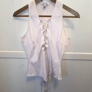 Vit festbody - Snygg festbody i vitt från Nelly.com.  Kampanj: KÖP 3 BETALA FÖR 2