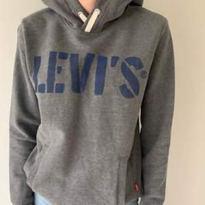 Säljer denna mörkgråa LEVIS hoodie i storlek 14 år, passar XS/S. Fint skick, lite nopprig på muddarna men inget som syns. Använd fåtal gånger. Spårbar frakt tillkommer på 63 kr
