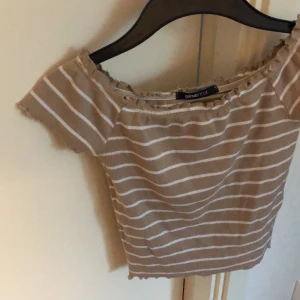 Topp Gina Tricot - En beige topp från Gina Tricot , använd en gång. St:S pris: 30kr , köparen står för frakten. 💗