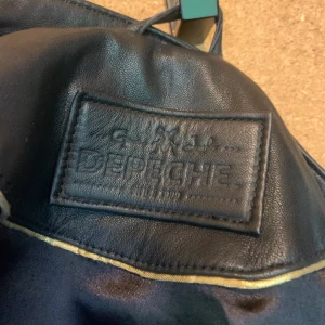 DEPECHE skinnjacka - en skinnjacka från märket depeche. jackan är i princip aldrig använt och är i nyskick!! nypriset var 3700kr, då de flesta jackor från depeche ligger på 2500-4000kr så säljer jag nu denna för 1500, kan gå ner i pris vid snabb affär!!  är flera intresserade så gäller bud!