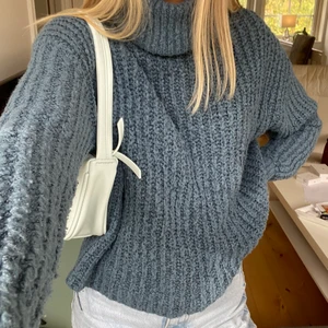 Blå stickad tröja - Jag säljer min underbara stickade polotröja från bikbok i en fin dov blå färg. Den är i fint skick men ganska använd. Polokragen är väldigt mysig och perfekt nu när det börjar bli kallt. Köpt  för ca 350-400kr men säljs för 110kr+frakt⚡️skriv vid intresse