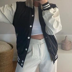 Varsity Jacka - Skitsnygg Varsity jacka, buda i kommentarer ! 😍 går att ordna direktpris vid snabbt köp