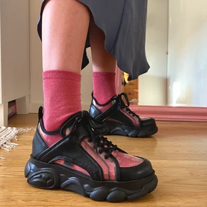 Buffalo svarta/genomskinliga - Unika svarta/genomskinliga Buffalos i strl 37. Fint skick då de endast är använda en gång pga inte min stil. Nypris 1000 kr.  Köparen står för frakt🌸