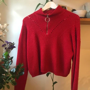 Röd Stickad Tröja med Dragkedja H&M - Röd Stickad Tröja med dragkedja från H&M. Storlek S. 