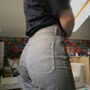 Mom jeans, stl S - Jättefina, kontrastade jeans i mom-jeans modell🥰🧡Sååå sköna, både högmidjade och ganska vida i benen. Storlek S, passar mig med 26/27 i ”vanliga” byxor. Färgen är en ljusare variant av skogsgrön 