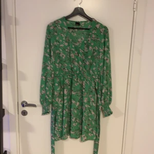 Klänning - Helt oanvänd klänning från Gina