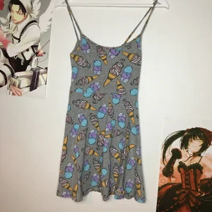 Söt klänning med glasstryck. Strl: xs - ÄÄEEEEE VA SÖT ASSO!! Fett kawaii desu desu /// Skriv gärna om du vill ha mer bilder/bilder med plagget på - hade inte möjligheten att ta bild med alla plagg på :) TVÄTTAS EFTER BILD TAGEN kramiskrambjörn på dig