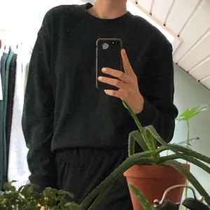 weekday sweatshirt - klassisk och stilren sweatshirt från weekday i en mysig mörkgrön färg. jag har själv trätt in ett resårband i midjan så att den ska sitta tight ovanför byxorna, på detta sätt slipper man stoppa ner de i byxorna. om man inte vill ha den looken så är det enkelt att bara knyta upp resårbandet och låta den hänga ner som den är. kan mötas upp i växjö eller så står köparen för frakten.😇