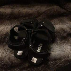 Ett par jättefina svarta web sandaler. Använda men i fint skick. Säljer då de inte kommer till användning längre. Köpare står för frakten. Buda gärna. Orginalpris 250.