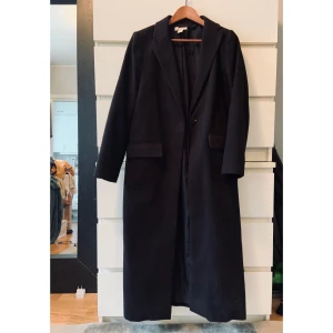 Svart ullkappa  - Stilren snygg lång svart ullkappa 