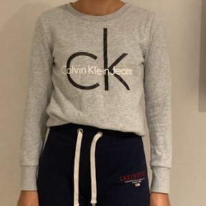 En grå sweatshirt från Calvin Klein. I bra skick.