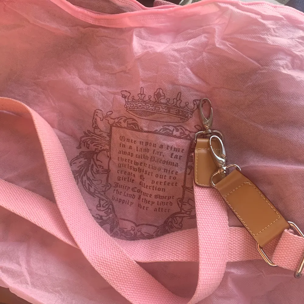 Svart väska med rosa och läderdetaljer från juicy couture. Långt och kort band medföljer samt dustbag. Så fina detaljer! :) fint skick. Frakt: 63kr. Väskor.