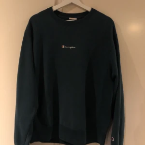 Champion sweatshirt  - köpt för längesen och säljer på grund av att den inte används längre. inga märkvärdiga fläckar eller fel, bara att den är aningen urtvättad. kan frakta för 50kr extra