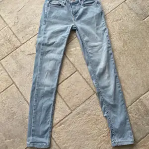 Supersnygga ljusblåa jeans från Levi’s, storlek 24. Jättebra skick, inte använda många gånger💙💙 nypris ca 1000kr 