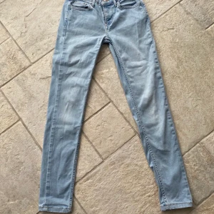 Levi’s Jeans - Supersnygga ljusblåa jeans från Levi’s, storlek 24. Jättebra skick, inte använda många gånger💙💙 nypris ca 1000kr 