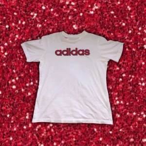 Adidas tröja - Jättefin adidas tröja! Inte kommit till någon användning. Skick: 10/10 Väldigt bekväm. Den är i storleken L men sitter som en S (som ni ser på bilderna) (BJUDER PÅ FRAKTEN🤩)
