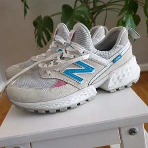 Fina New Balance sneakers  - Säljes pga garderobsränsning 🌻 Jättefint skick då dom knappt är använda. Storlek 38, modell 574. Ljus beige/grå i färgen med turkosa och rosa detaljer. 