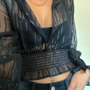 Svart festtopp strl XS - Festtopp som går att styla på många sätt!