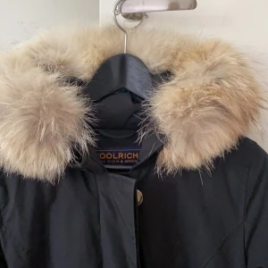 Woolrich jacka - Säljer min fina vinter jacka då den ej kommer till användning! Den är figursydd! Den har även en ljus päls vilket är mycket ovanligt 