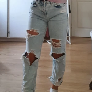Boyfriend jeans  - Stentvättade, slitna boyfriend jesns med regular waist köpta från hm för 400 kr men säljer för 150 då dom inte är min stil och aldrig kommer till användning. De är i strl 24 men passar XS