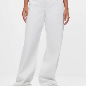 Vita jeans  - Säljer dessa då ja tkr dom är lite väl stora i benen på mig men annars superfina önskade ja passade i dom,  ❣️