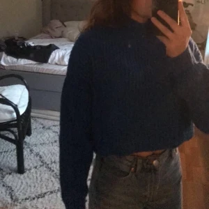 Blå stickad sweatshirt  - Mörkblå stickad sweatshirt med kort krage från new yourker, knappt använd och är i väldigt bra skick! Köpt för ca 200kr säljes för 100 (priset går att diskuteras). Är i storlek XS men passar även XXS och S. Köparen står för frakten. Om fler bilder önskas så skriv privat!