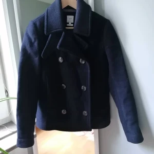 Peacoat i ull från Lee - Använd 2 gånger. Superfint skick. 